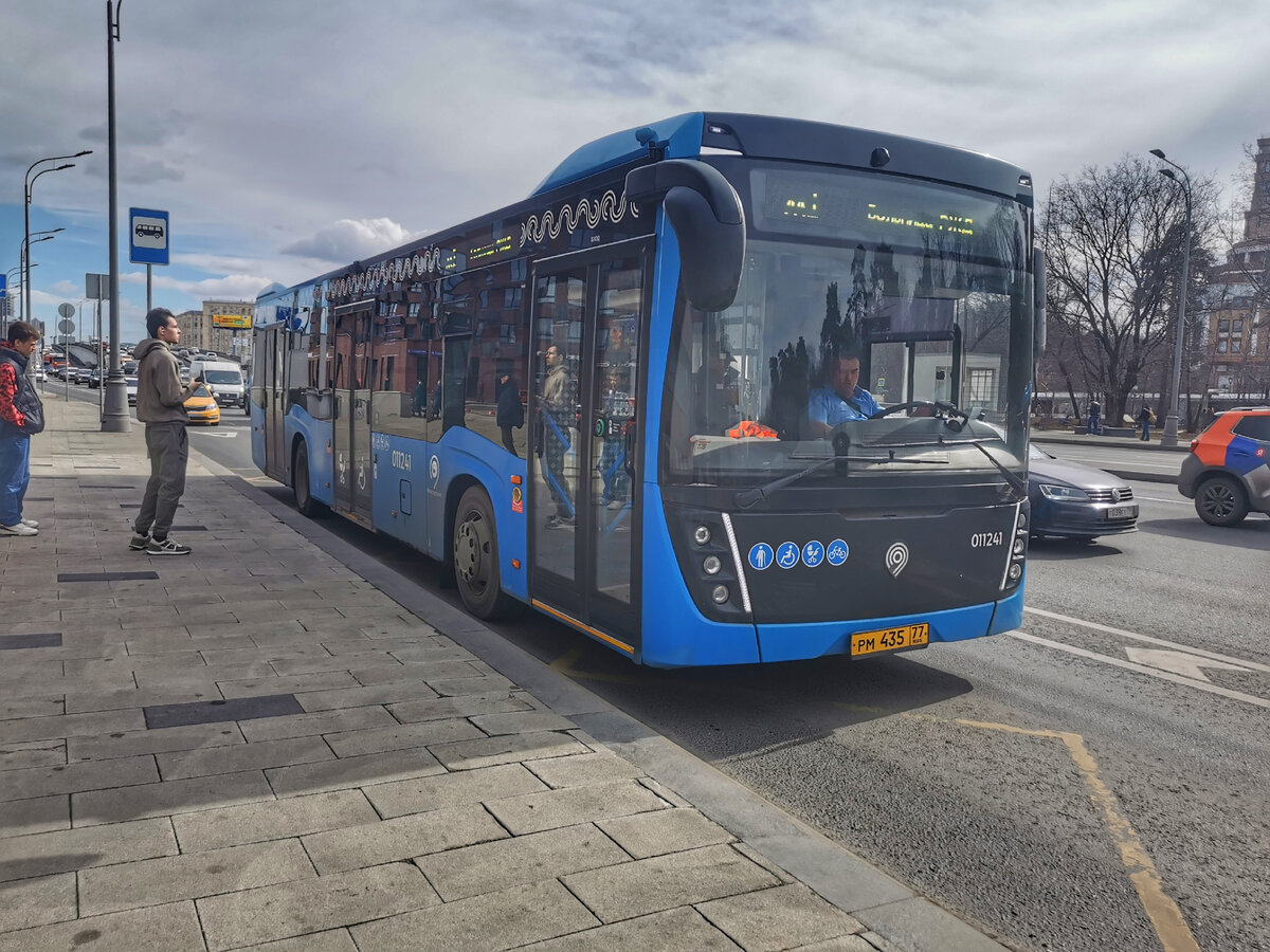 Автобус 011241 НефАЗ-5299-40-52 на маршруте № м1. Волоколамское шоссе, остановка "Пехотная улица".