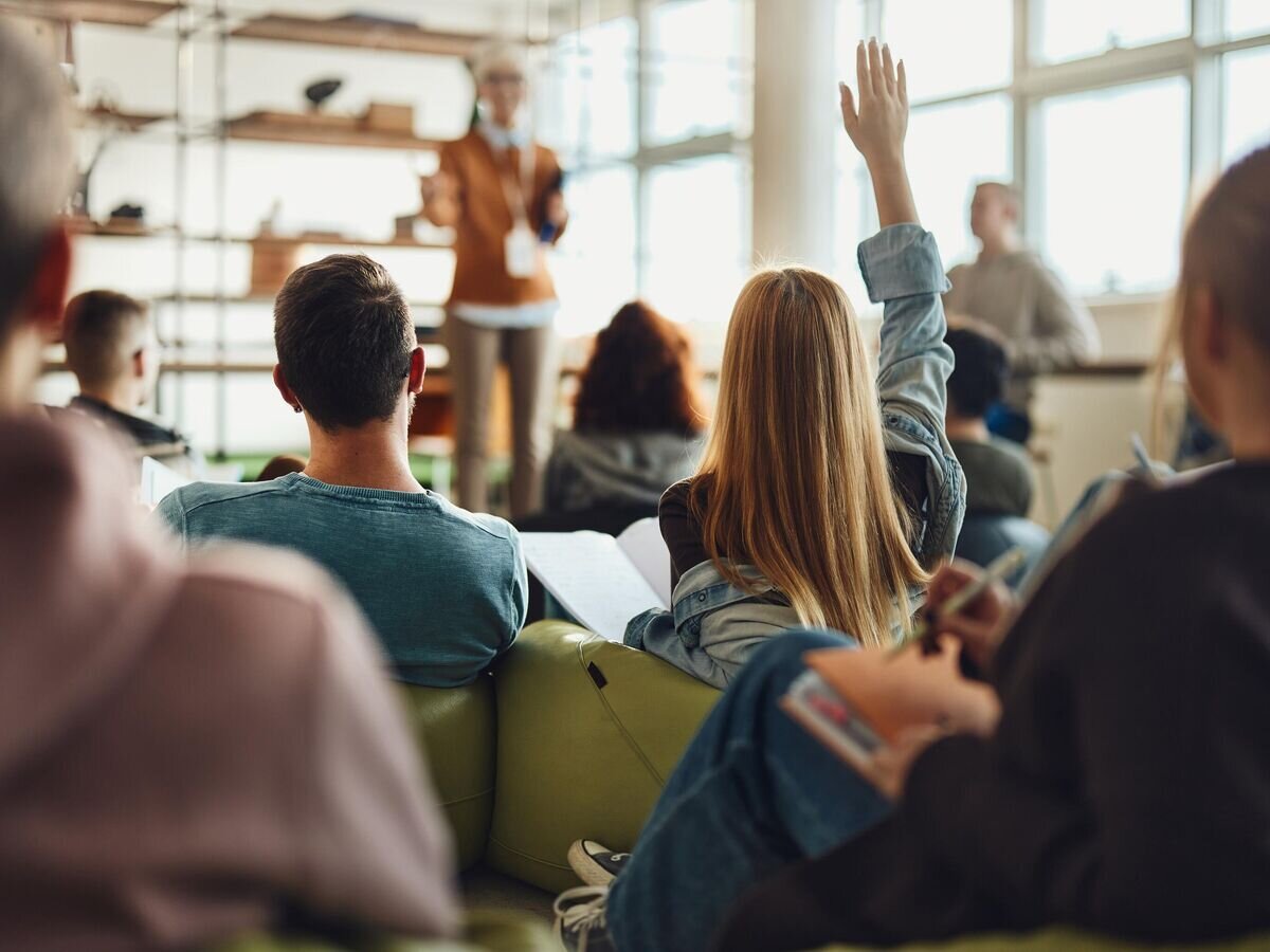    Ученики во время лекции© iStock.com / skynesher