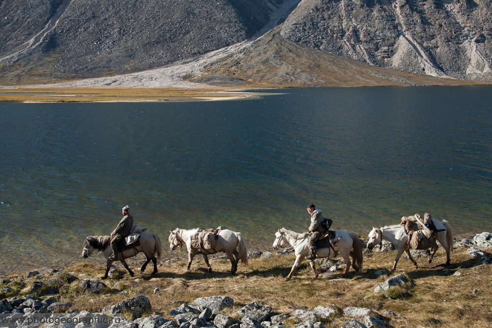 Часть нашего каравана и сопровождающие его лица - Алик и Сергей.