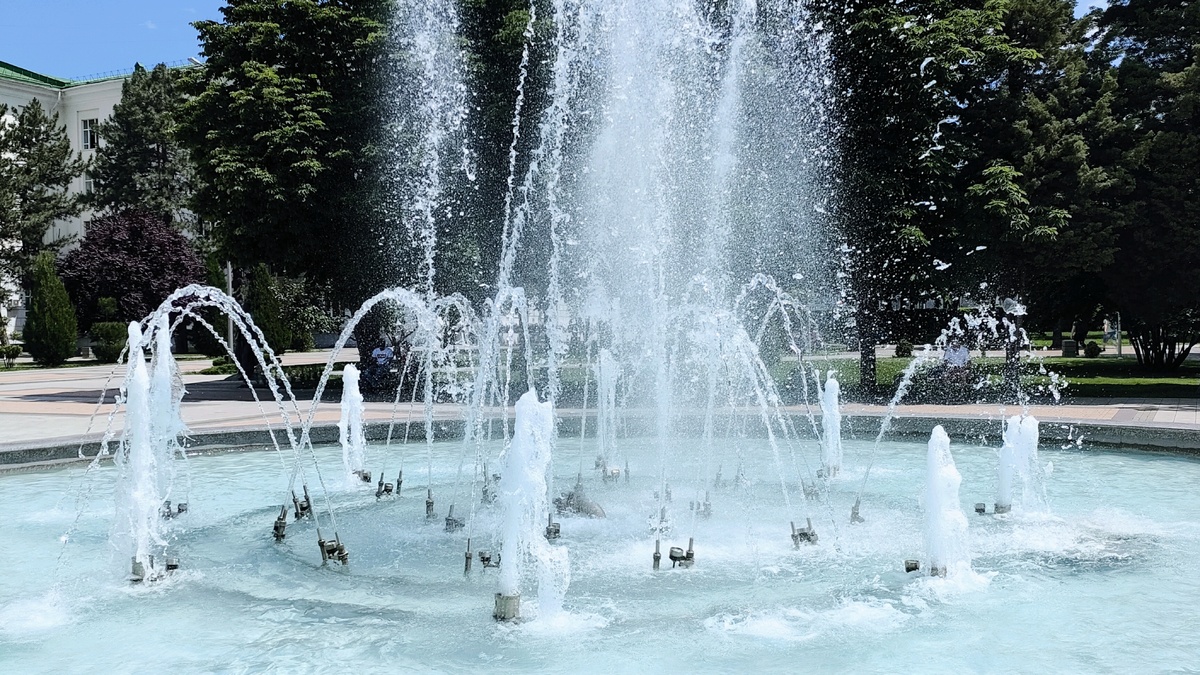 Фонтан на площади перед ДГТУ