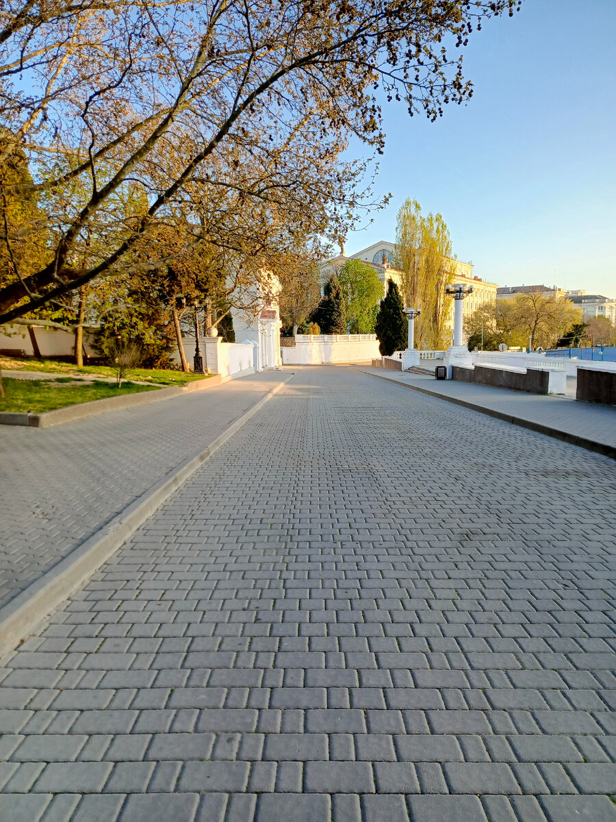 По набережной Корнилова.