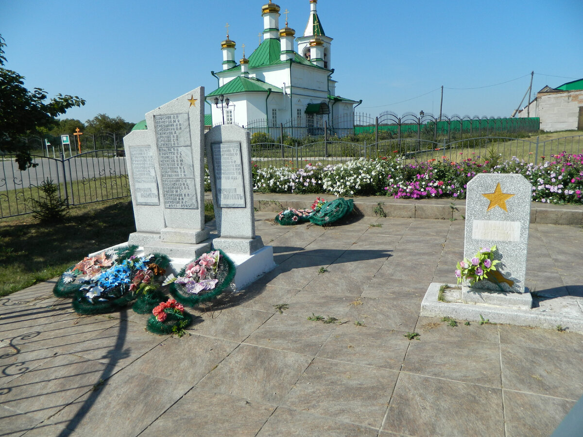 Николаевская церковь. Памятник участникам ВОВ. Поселок Кизак. Упоровский район. 5.08.2020 г.