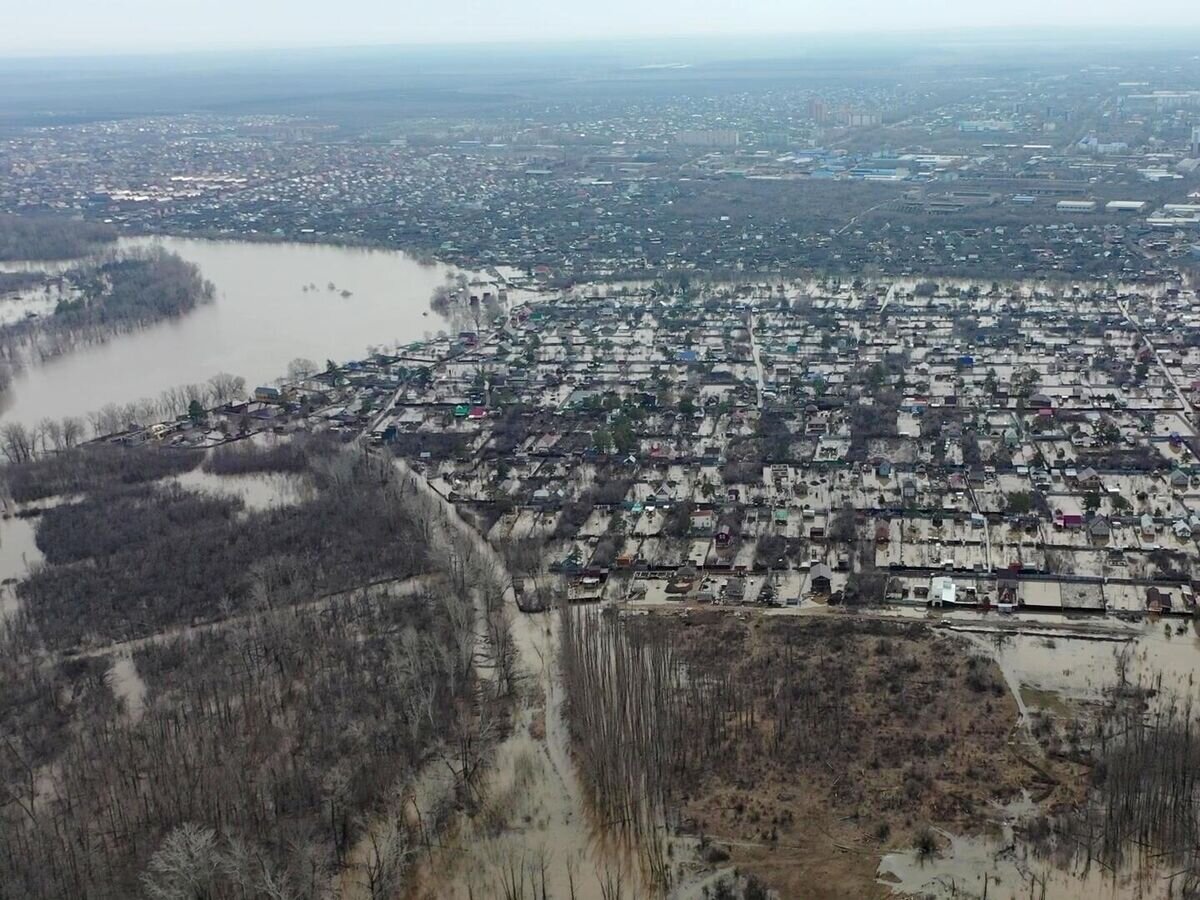    Подтопленные садовые товарищества в районе озера Старица под Оренбургом. Скриншот видео© РИА Новости