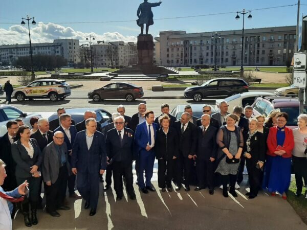 Члены Санкт-Петербургского союза предпринимателей делают традиционное фото на площади Стачек