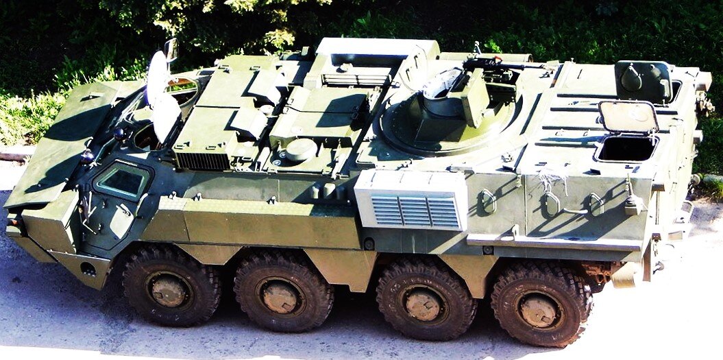Вид на МТО БТР-4Е , поставленного в Индонезию. Машина оснащена легким боевым модулем с пулеметным вооружением, а также дополнительными модулями пассивной броневой защиты. Фото: btvt.info