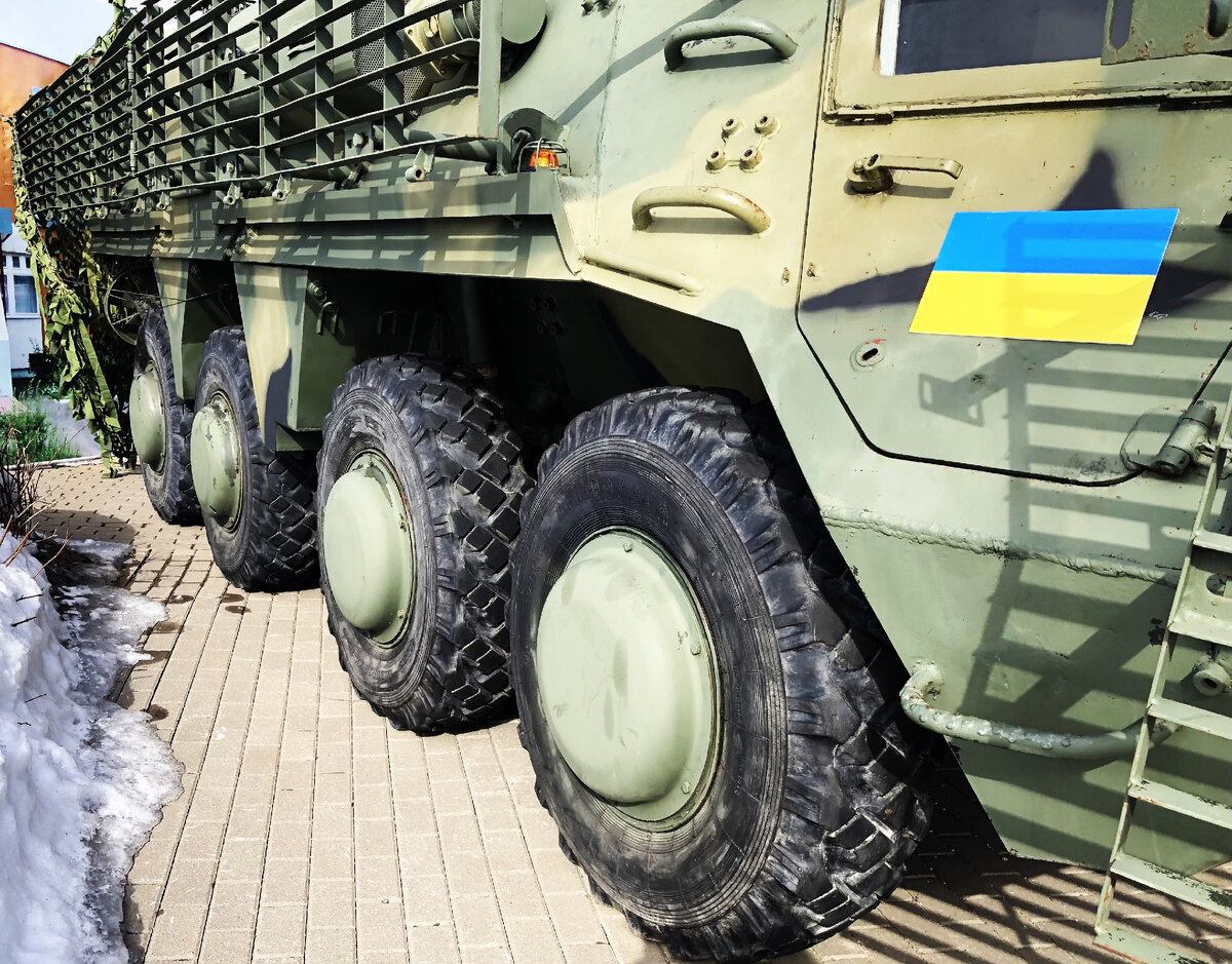 Можно обратить внимание на оригинальные защитные колпаки колесных редукторов.