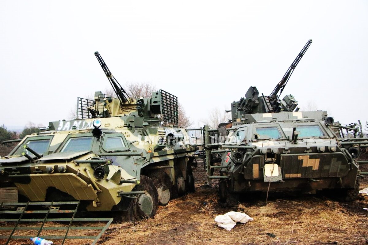 Два поврежденных БТР-4Е, захваченных под Изюмом. Март 2022 года. Фото: t.me/ razved dozor