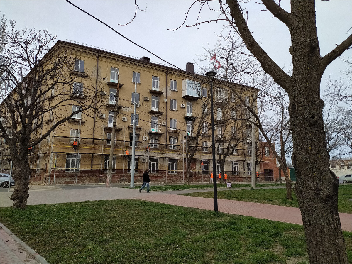 В Донецке мигранты задержаны за подготовку терактов, в Петербурге нацболы -  за акцию против мигрантов. На фото - мигранты в Мариуполе | Анастасия  Миронова | Дзен