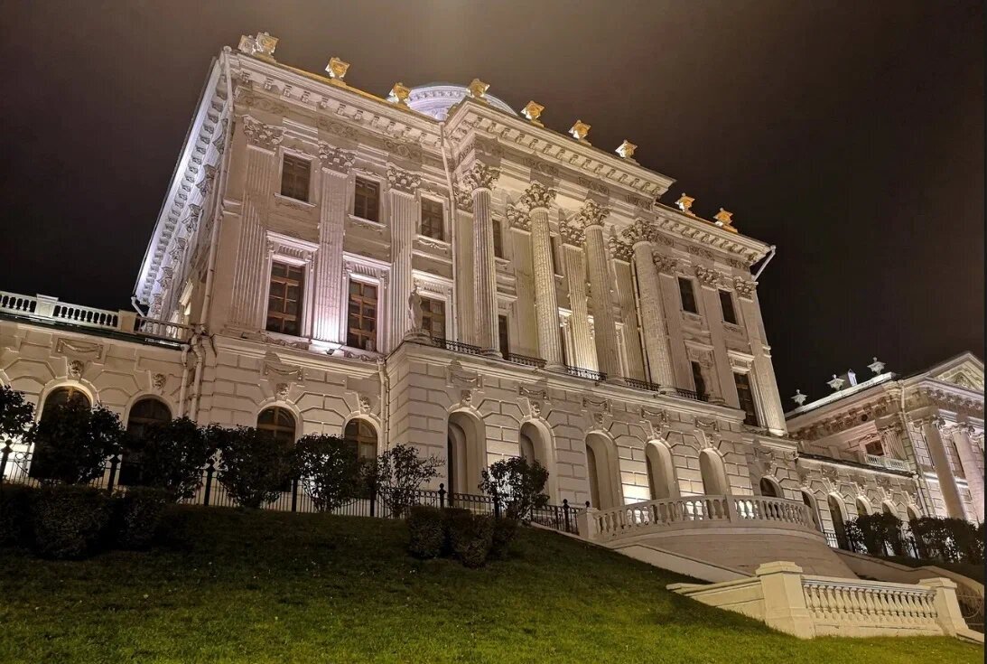 На фото — Дом Пашкова. А ещё на улице Моховой находится Государственный геологический музей. Он стал первым естественнонаучным музеем в столице. Источник: SergeyNar / Яндекс Карты