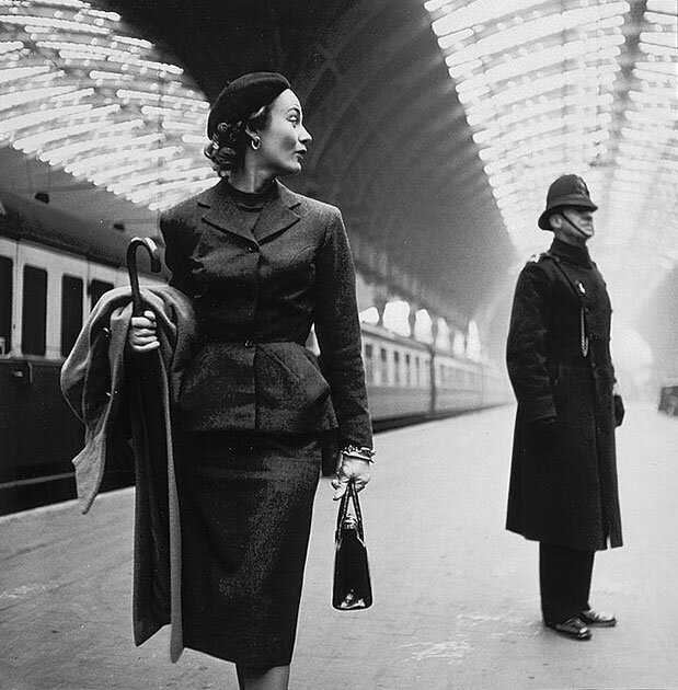 Железнодорожный вокзал Виктория, Лондон. Фото для журнала Harper’s Bazaar, 1951 г.