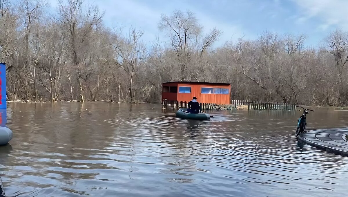     В 19 муниципальных образованиях в 73 населенных пунктах и 38 садовых товариществах на данный момент подтоплены 12 213 жилых домов и 17 203 приусадебных участка.