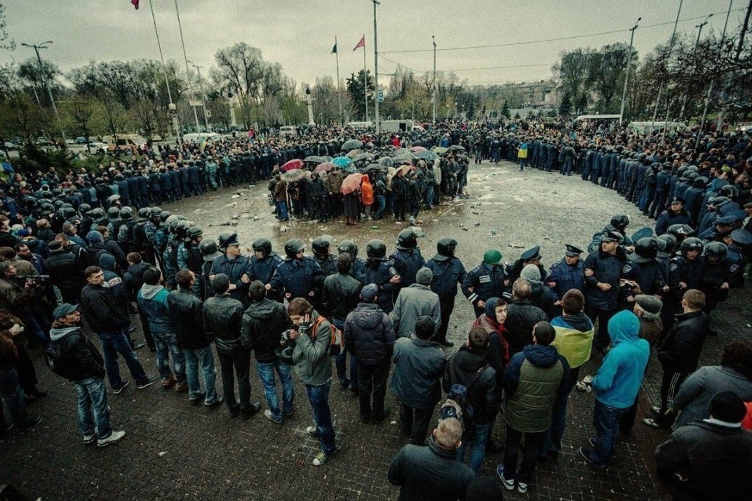 Полиция украины на войне. Несанкционированный митинг екатеринбург. Митинги в москве сейчас. Митинги на площади победы москва. Митинг за наших сахалин.