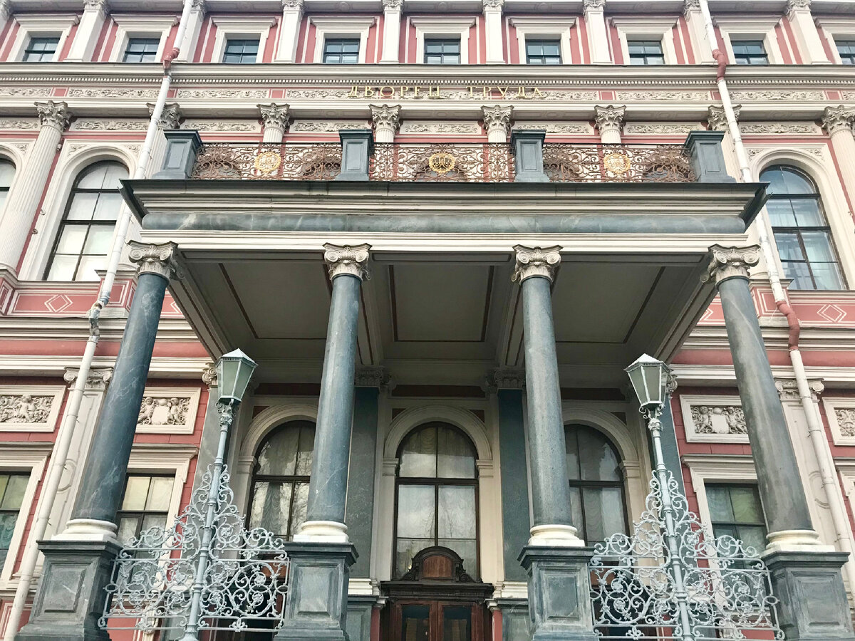 Главный вход в Николаевский дворец