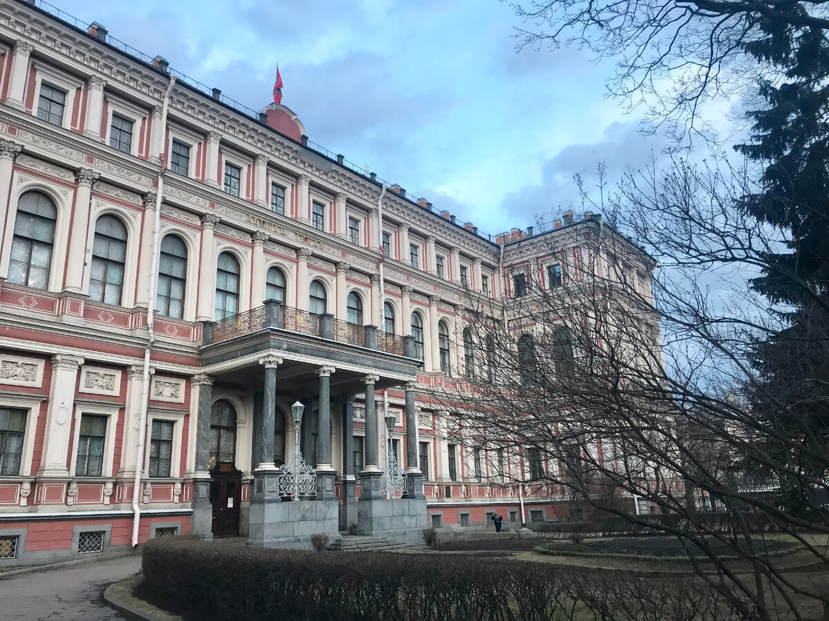 Николаевский дворец  (пл. Труда, 4)