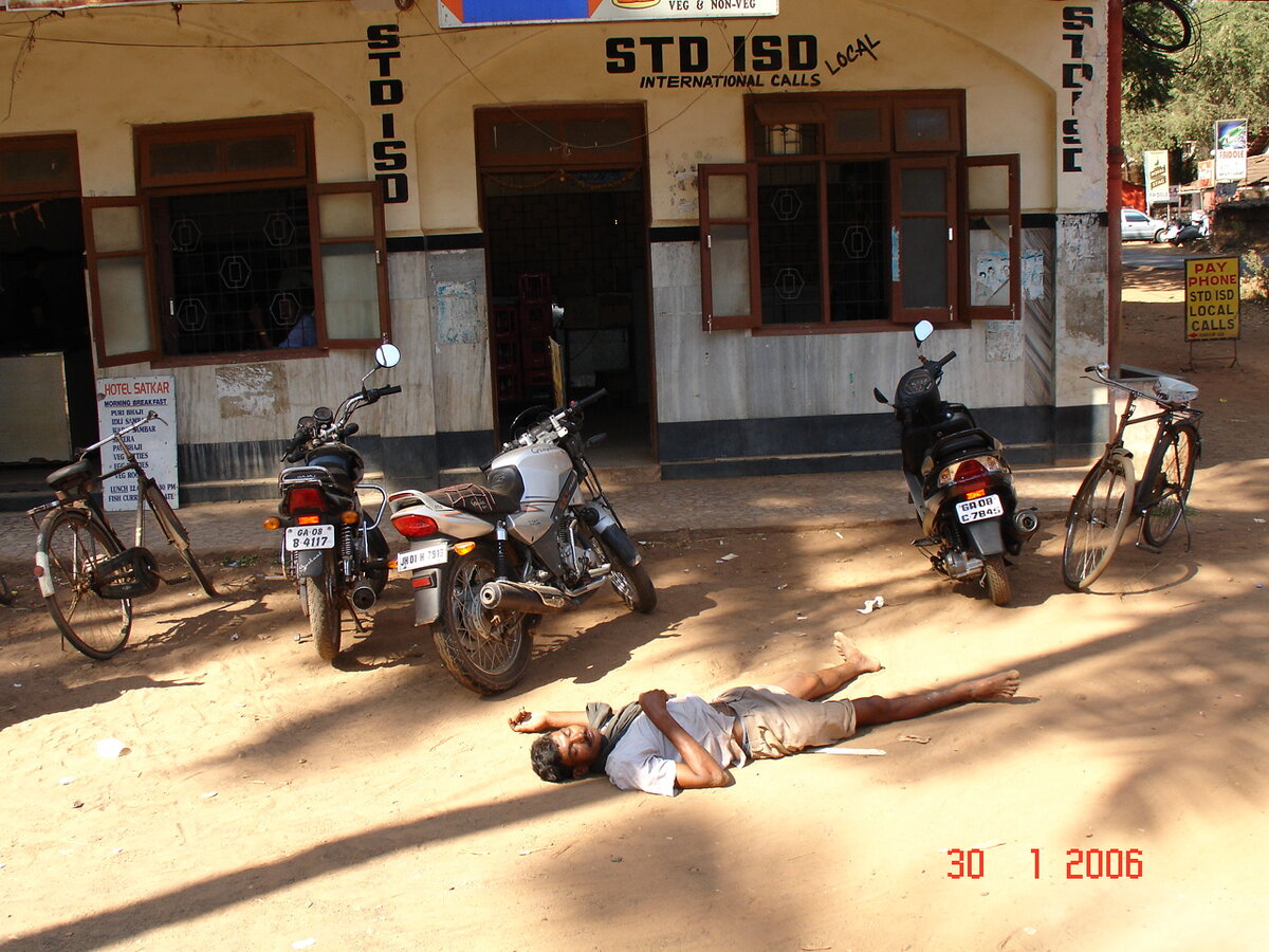 Уставший ночной сторож. Человек всю ночь охранял отделение связи. Решил прилечь отдохнуть, чего далеко ходить. Сейчас вздремнёт часок и домой к семье...