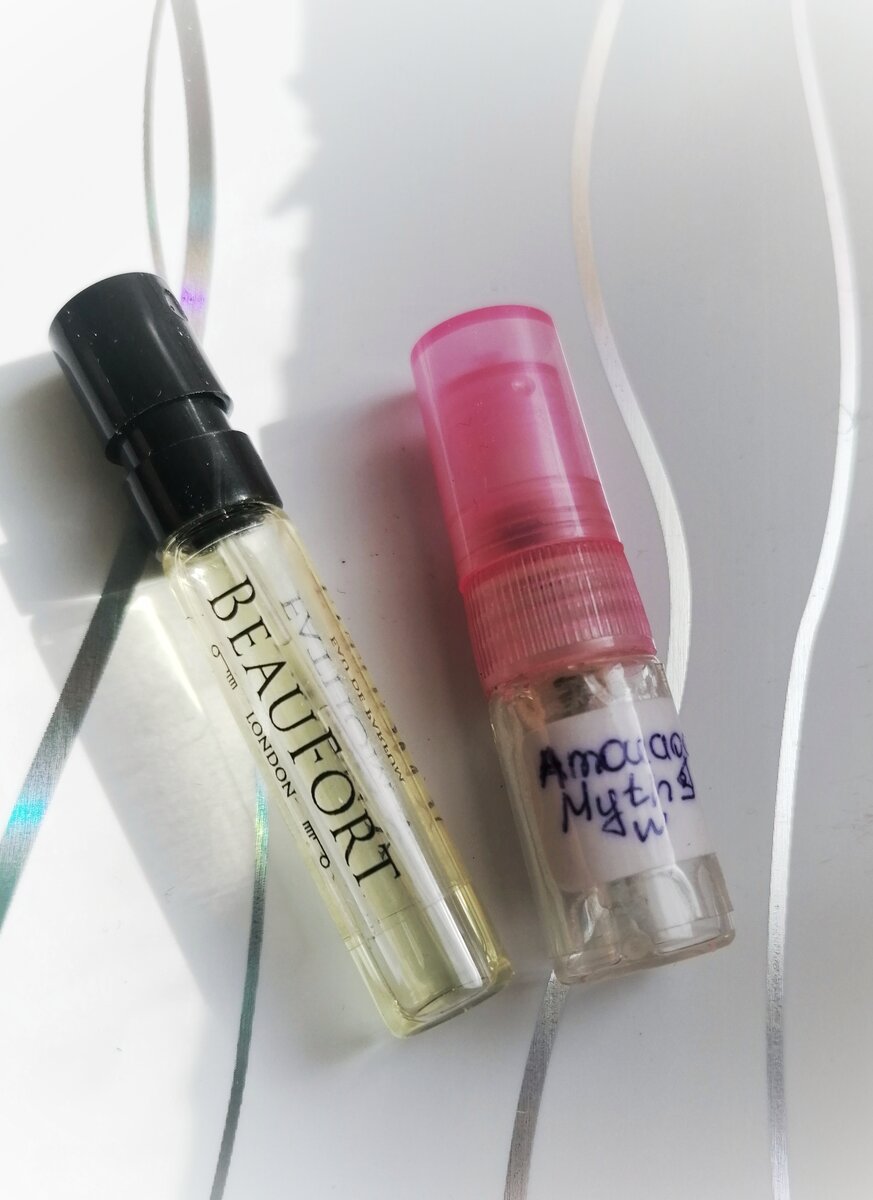 Для меня очень живописно и натурально звучит нота стоячей воды, озёр, прибрежных растений, морского дна в этих ароматах