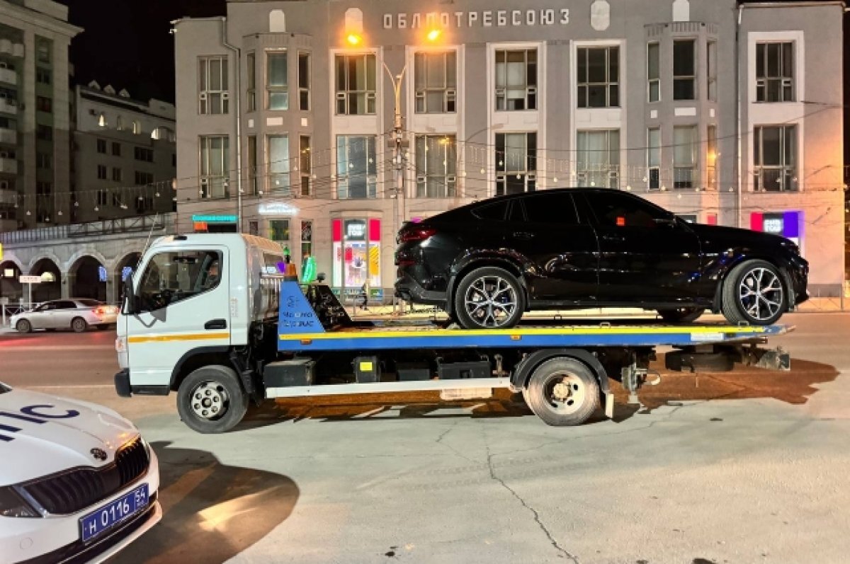    В Новосибирске у водителя отобрали тонированный BMW X6 без номеров