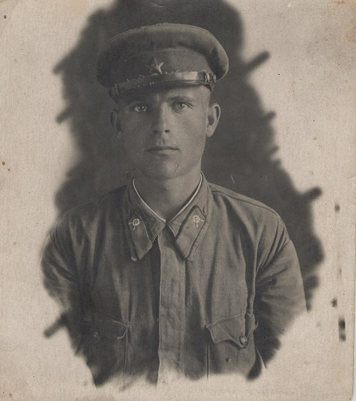 На фото - он за два дня до войны