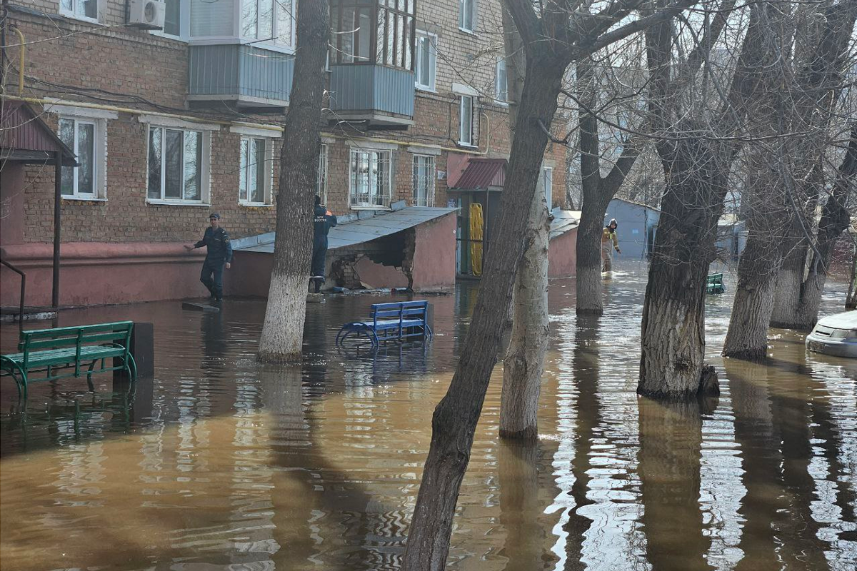 В Оренбурге у дома с затопленным подвалом обрушилась пристройка |  RuNews24.ru | Дзен