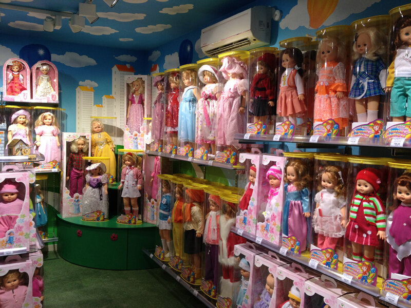 Где продаются куклы. Витрина для кукол. Продуктовый магазин барби. Кукла барби бубль гум. Кукла барби продается в пятерочке.