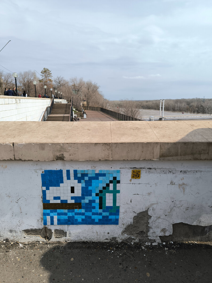 Актуальная работа оренбургского уличного художника-плиточника Жёлтого Кубика