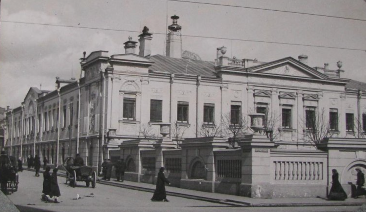 Пречистенка, угол Мертвого переулка. Дом А. И. Коншиной (перестроен в 1908-1910 гг., архитектор А. О. Гунст). Губарев Александр Александрович. Апрель 1914 г.
