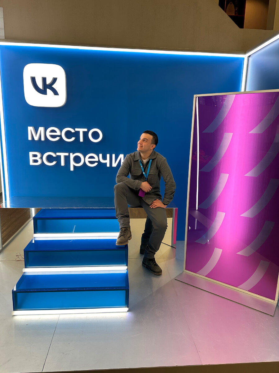 С уходом иностранных социальных сетей возросла популярность локальных сетей. Одним из лидеров в России по месячной аудитории стала соцсеть VK (Вконтакте), которую ежедневно посещают около 20 млн людей.
