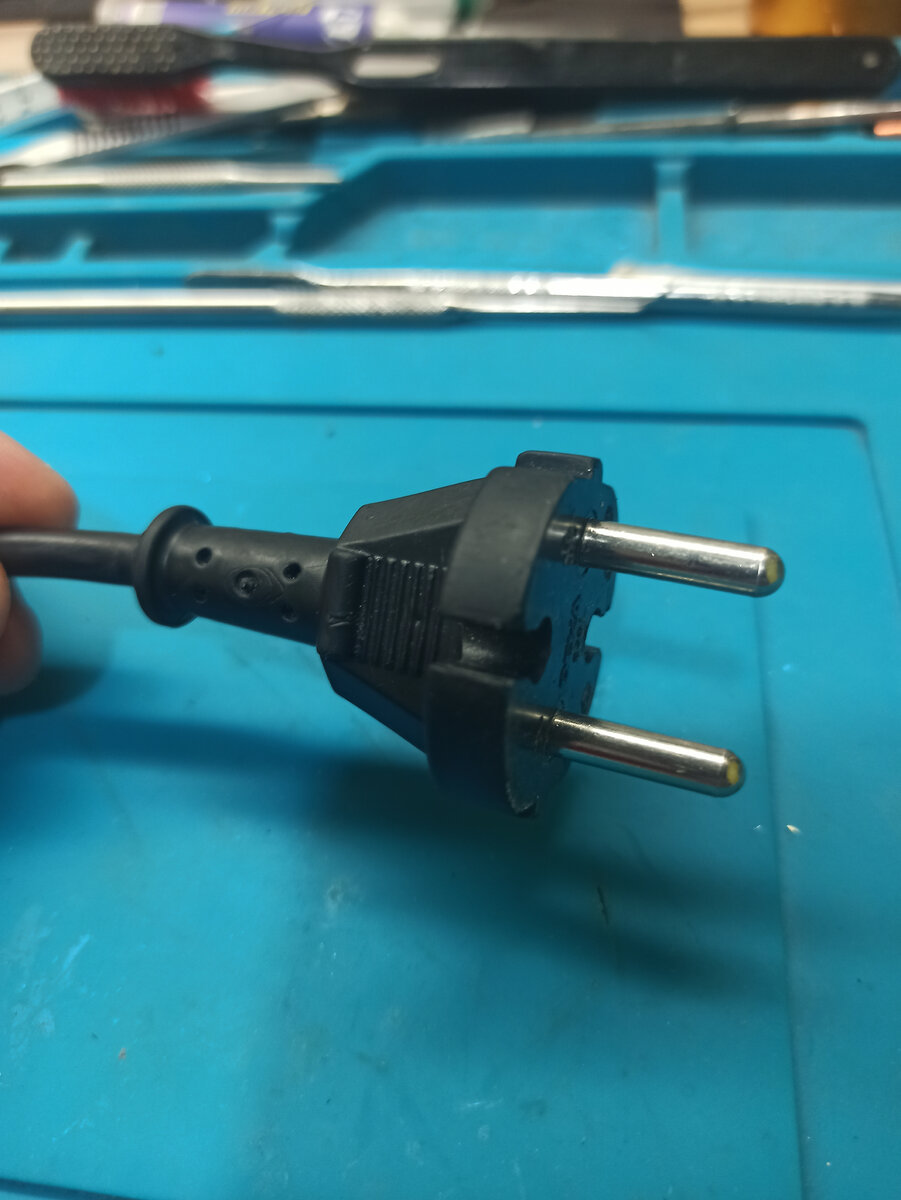 Вышедшая из строя вилка пылесоса