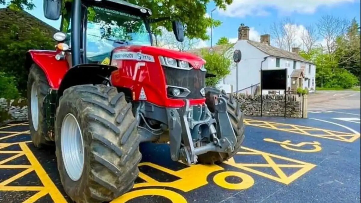 Фото: Anchor Inn / Рик Эллисон / SWNS / bbc.com Трактор Massey Ferguson на специальное парковке для тракторов вблизи британского пивного паба