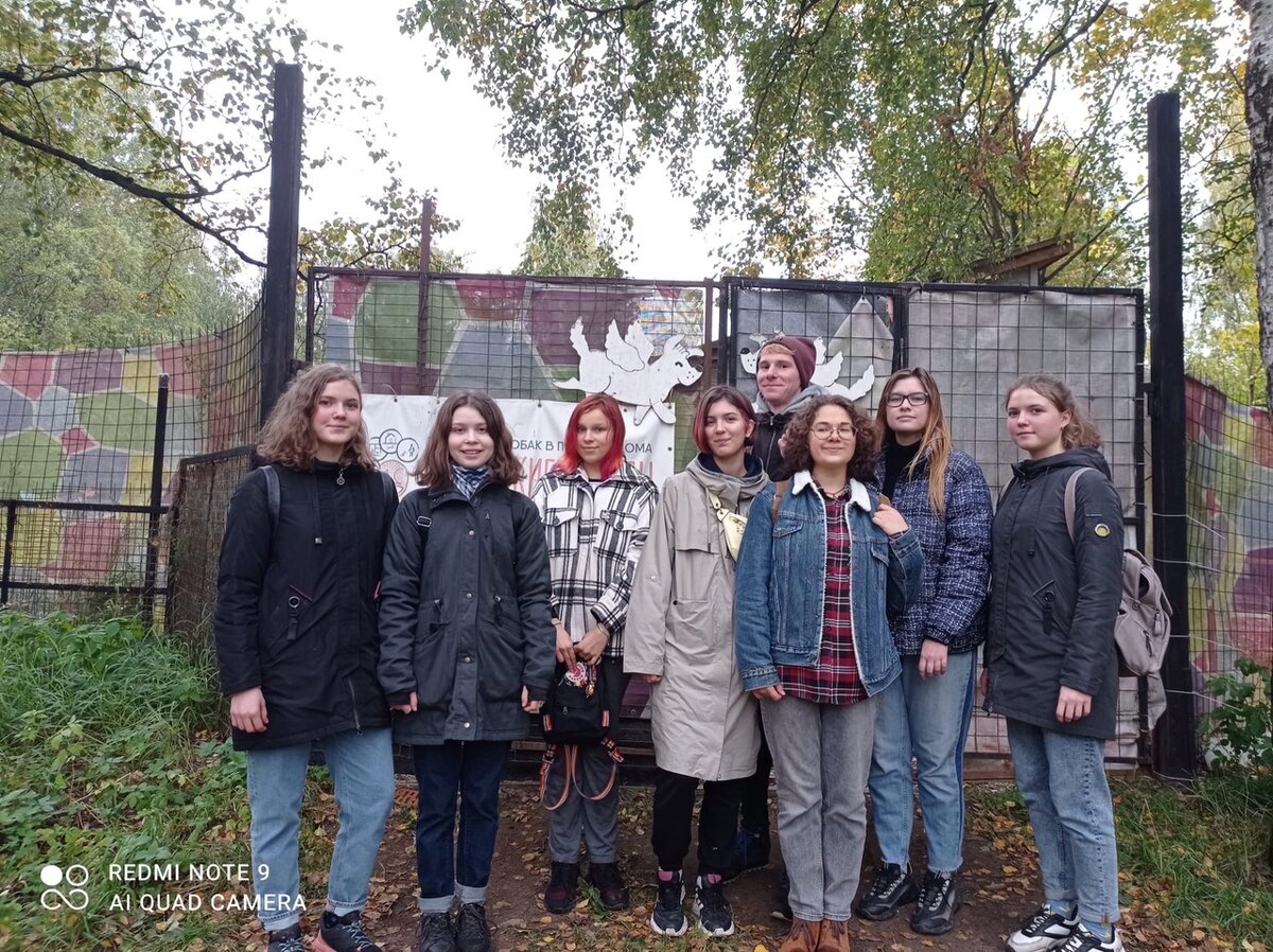 Волонтёры Империи Добра перед воротами приюта 