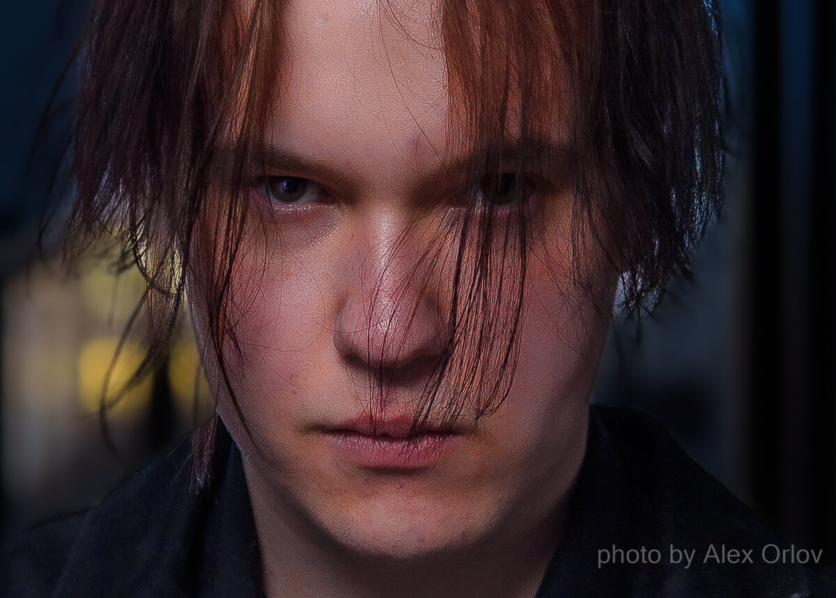 Аналогичная ситуация. Ушли в подворотню. Там и сделал этот кадр. 