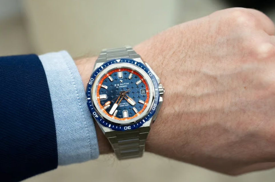 Новый Defy Extreme Diver доступен в черном или синем цвете.