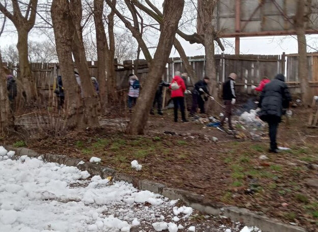    Кировские чиновники вышли на субботник