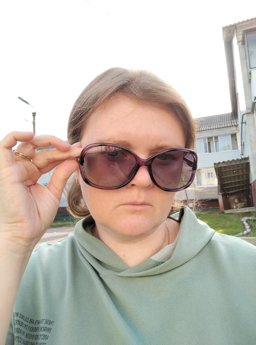 Солнечные очки теперь не могу. Они мне на уши давят. Это сразу видно по моей "счастливой" физиономии😂😂😂