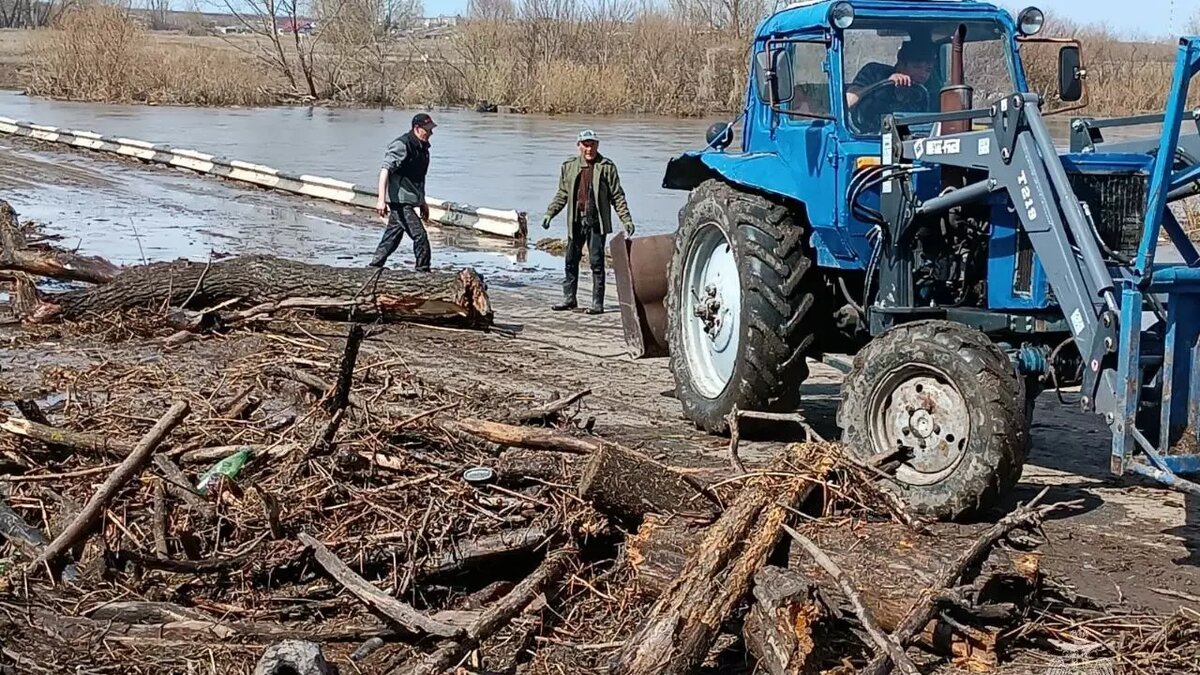 В Новошешминском районе РТ очищают подтопленный мост | inkazan.ru | Дзен