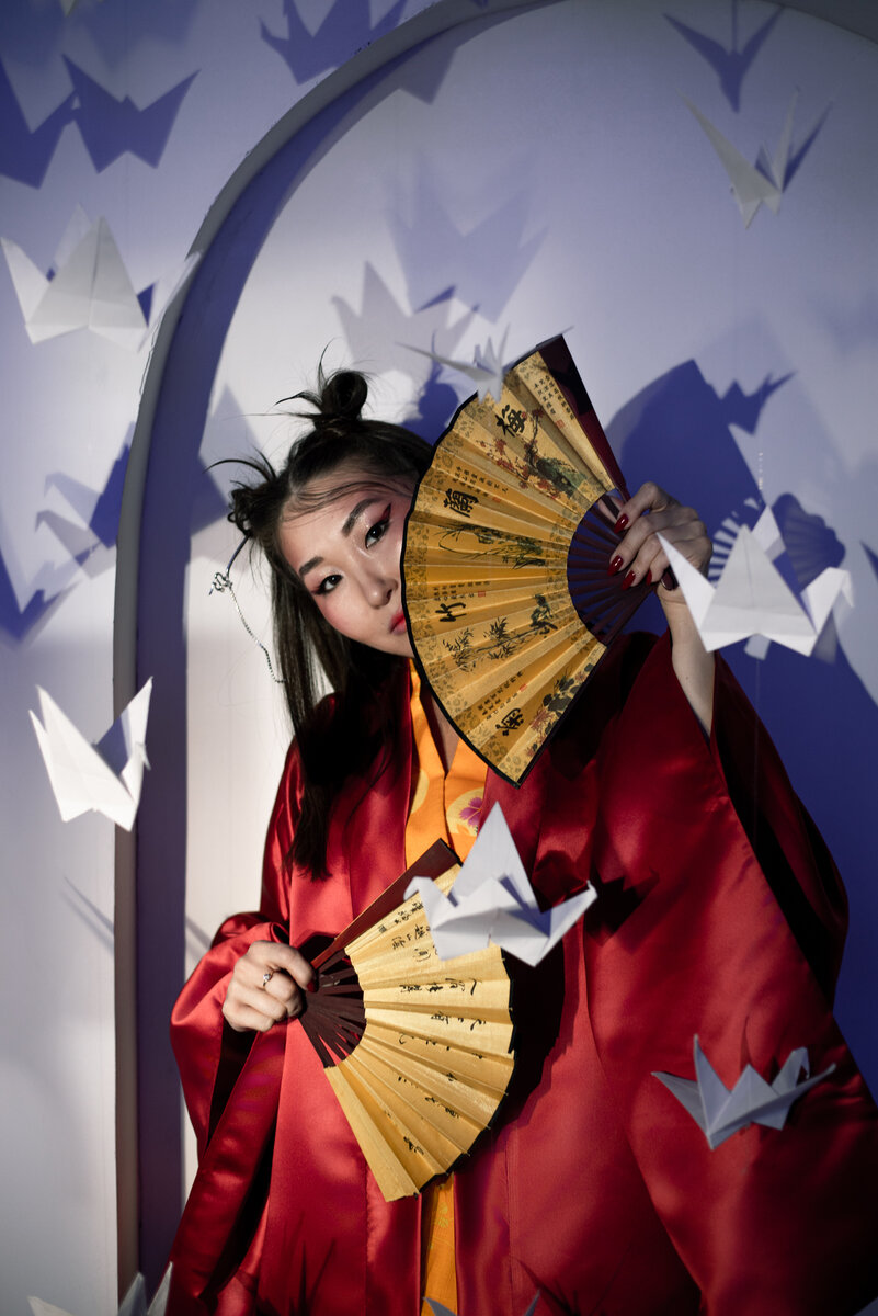 Красное кимоно от студии, а под ним моё желтое 