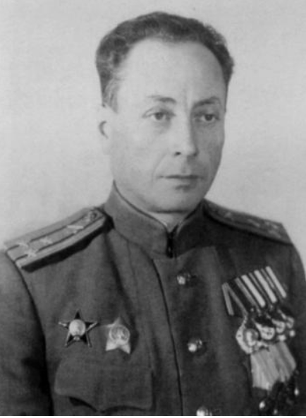 Рыклис Ефим Самсонович, С 1941 года участвовал в Великой Отечественной войне. Командовал 104-м пушечным артиллерийским полком 14-й Армии Карельского фронта (104 ап 14 А КарФ), 118-м пушечным артиллерийским полком 27-го стрелкового корпуса 65-й Армии (27 ск 65 А БелФ) и 1104-м пушечным артиллерийским полками на Центральном, Белорусском и 1-м Украинском фронтах. В ноябре 1941 года за отличные действия подчинённого его полка при обороне полуострова Рыбачий был награждён первым Орденом Красного Знамени.