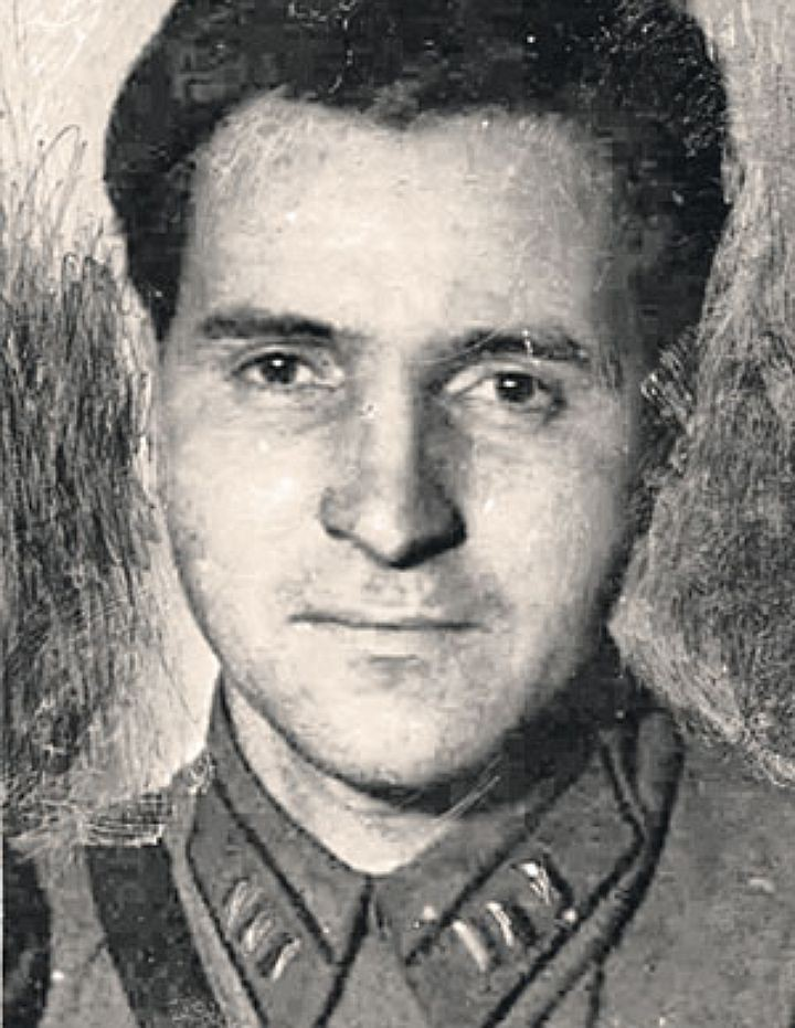 Симонов Константин Михайлович, советский прозаик, поэт, драматург, киносценарист, общественный деятель, журналист и военный корреспондент. Герой Социалистического Труда (1974), лауреат Ленинской премии (1974) и шести Сталинских премий. Симонов «мог писать в походе, на машине, в блиндаже, между двух боев, в ходе случайного ночлега, под обгорелым деревом» (Красная звезда. 1942. 17 апр.). Симонов выступал своего рода разведчиком новых тем.