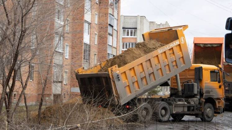    t.me/kurgancityru В городе Курган возводят земляные валы у жилых кварталов с целью остановить воду из реки Тобол