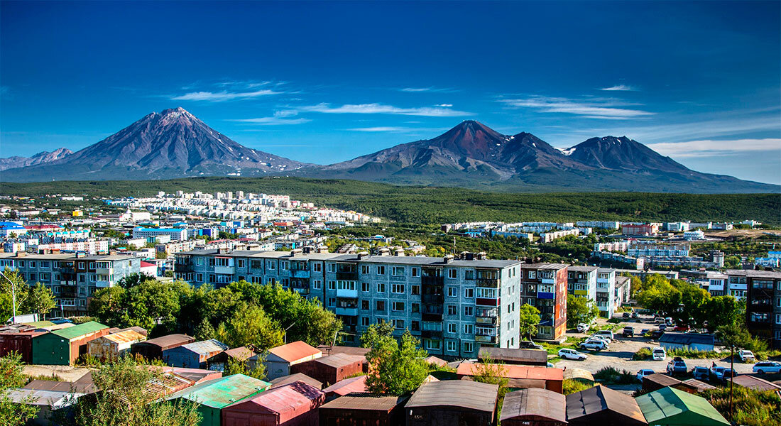 Биография камчатского. Авачинская сопка Петропавловск-Камчатский. Камчатский край Авачинский вулкан. Петропавловск Камчатский вулкан Авача. Природа Камчатки Петропавловск Камчатский.