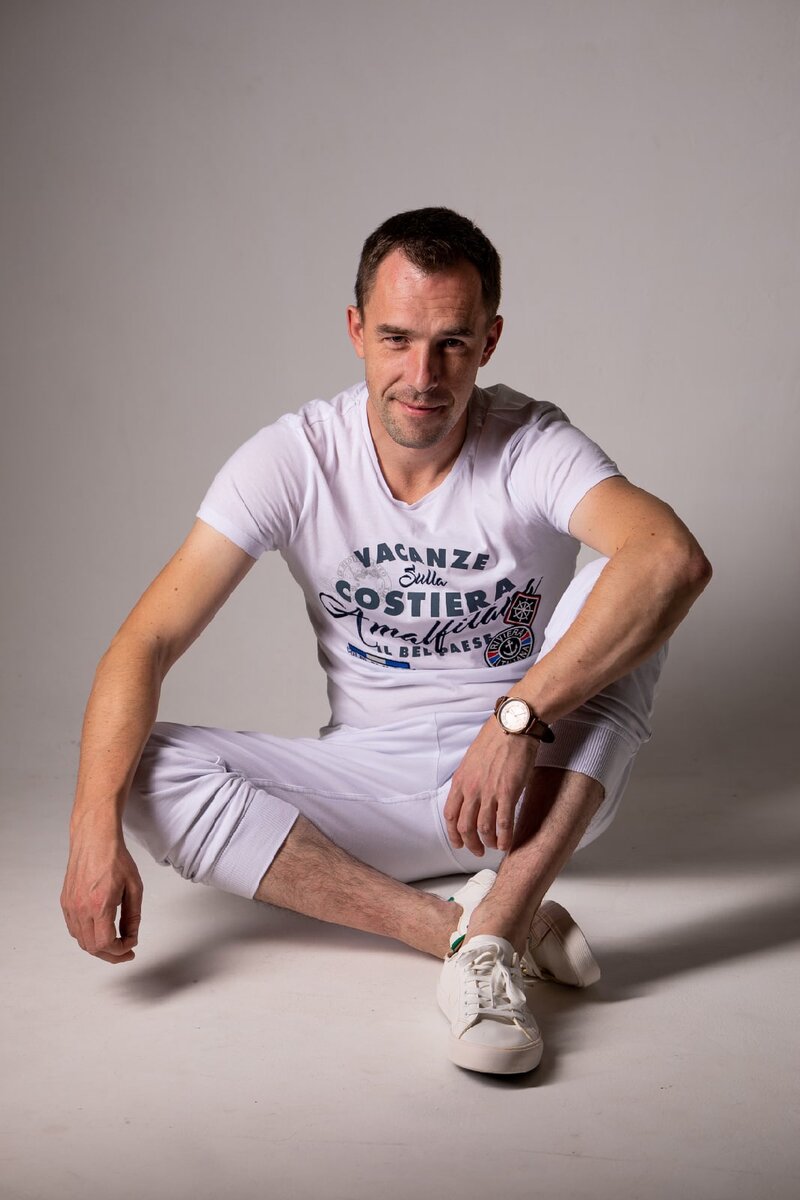 Латиноамериканские танцы – это не только увлекательное занятие, но и отличный способ поддерживать физическую форму, улучшать координацию движений и выражать свою индивидуальность через танец. Многие задаются вопросом: можно ли научиться танцевать латину дома, не посещая специальные занятия или курсы? Давайте разберемся.

Использование онлайн-уроков и видеоуроков. С развитием интернета стало доступно множество онлайн-уроков по латиноамериканским танцам. Вы можете найти видеоинструкции и уроки на платформах, таких как YouTube, которые помогут вам освоить базовые шаги, вращения и технику.

Выбор преподавателя – это очень важный момент. В интернете настолько много различных преподавателей, которые выдают себя за экспертов, изучив за год комплекс фигур и базу танца (насколько это возможно), что существует риск попасть на неквалифицированного преподавателя. Поэтому есть вероятность заплатить и не получить желаемого результата, а также даже потерять мотивацию к обучению танцам. Помните: у опытного преподавателя всегда есть план для развития ваших возможностей, а не просто изучение фигур и шагов. Опытный преподаватель всегда расскажет, покажет и поможет вам достичь желаемого.

Потребность в партнере. Хотя большинство латиноамериканских танцев традиционно исполняются вдвоем, вы можете попробовать практиковать базовые движения самостоятельно в умеренном темпе. Это поможет вам понять стиль танца, научиться чувствовать музыку, изучить базовые элементы, придаст уверенности, прежде чем приступить к танцевальному партнерству.

Упор на регулярную практику. Как и в любом виде искусства, для освоения латиноамериканских танцев важна регулярная практика. Выделите время для занятий дома, чтобы постепенно улучшать свои навыки и уверенность на танцполе.

Таким образом, можно с уверенностью сказать, что научиться танцевать латину дома вполне возможно, особенно благодаря доступу к онлайн-урокам и видеоинструкциям. Главное – не бояться попробовать, находить вдохновение в музыке и выражать себя через танец. Так вы сможете насладиться увлекательным процессом обучения и, возможно, открыть для себя новый мир латиноамериканских танцев. приобрести новый танцевальный навык, не покидая уют своего дома.
