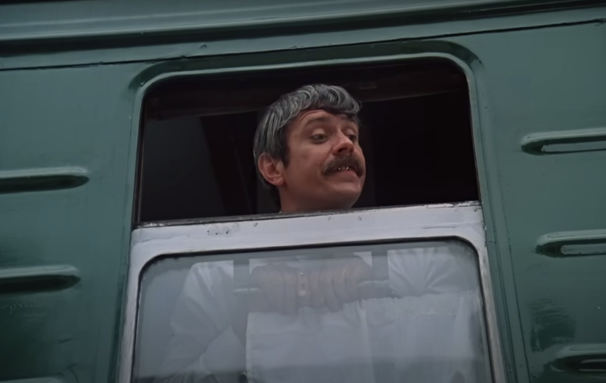 Кадр из фильма "Вокзал для двоих". Никита Михалков в роли аморального проводника-спекулянта.