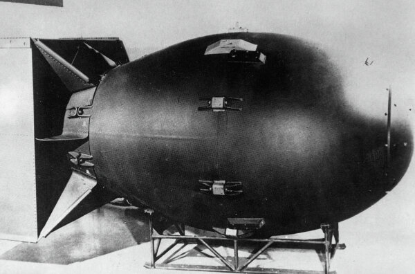 На фото атомная бомба «Толстяк», эквивалентом 21 килотонна тротила. Её сбросили на город Нагасаки.