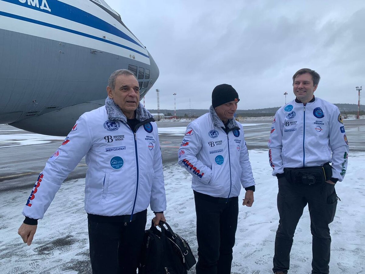 Рекорд установили лётчик-космонавт, Герой России Михаил Корниенко, лётчик-инструктор Александр Лынник. 