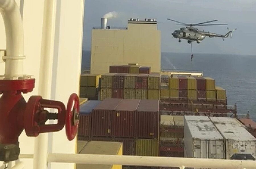 Высадка спецназа ВМС КСИР. Фото их открытых источников сети Интернет