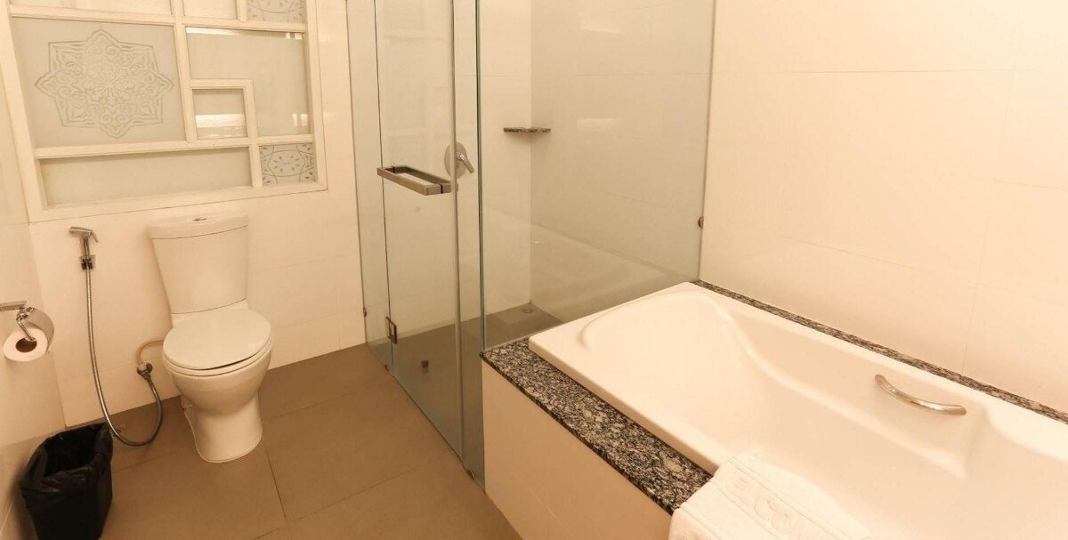 Санузел в номере: имеется и ванна, и душ.