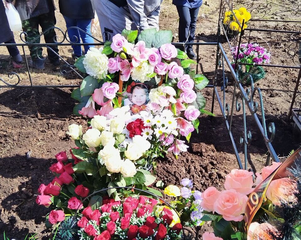 Девочку похоронили на Южном кладбище