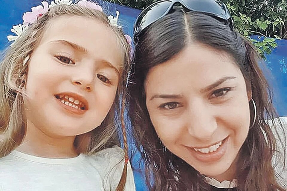 Лиат с дочкой Широй. Девочка надеется, что однажды папа придет. Фото: соцсети