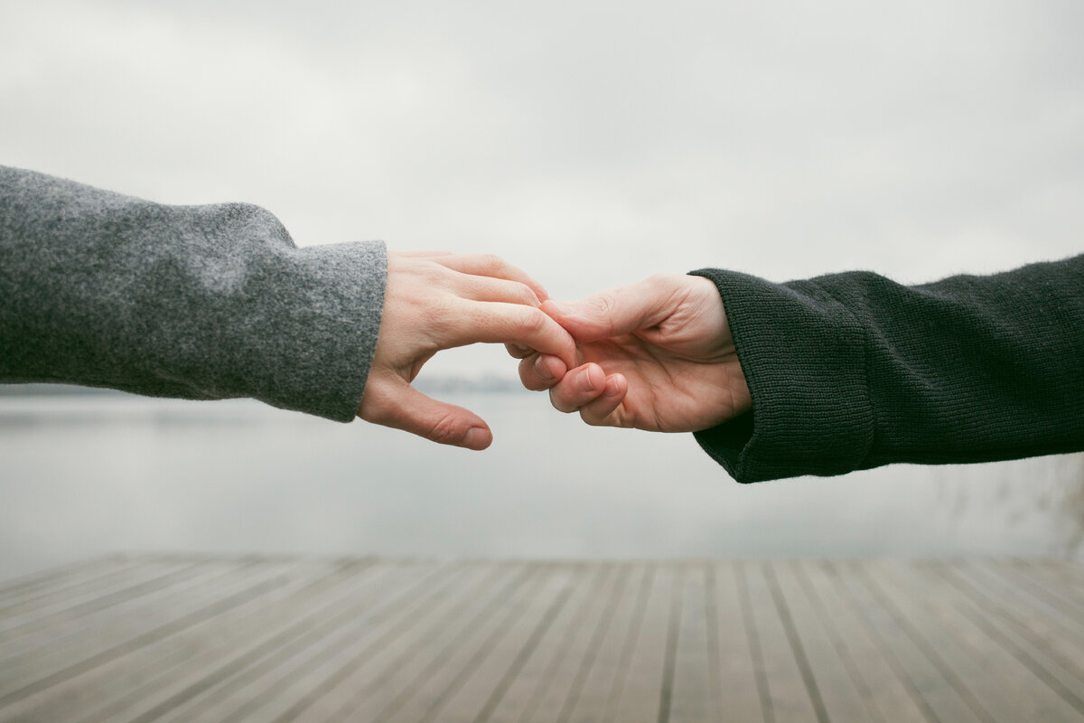 <a href="https://www.freepik.com/free-photo/front-view-couple-hands-concept_11524813.htm#fromView=search&page=5&position=12&uuid=c75ce051-e41a-423c-a403-b58a41b54a9e">Image by freepik</a>