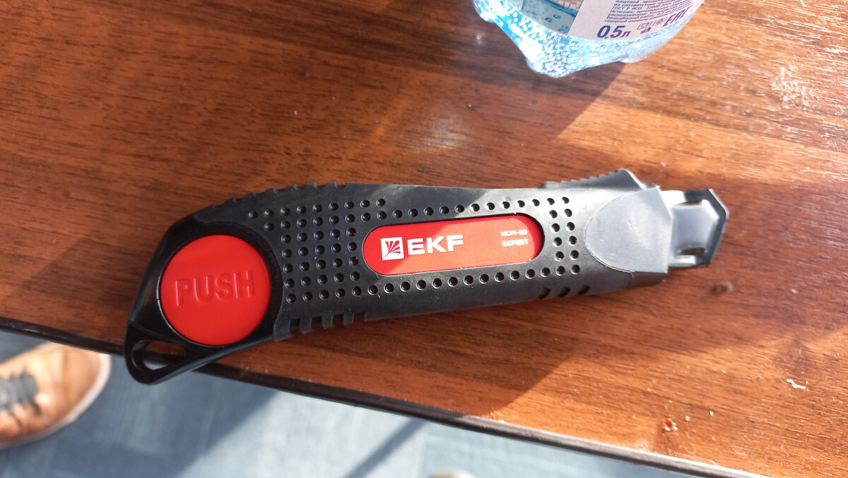 Вот такой замечательный нож, лезвие без люфта. Прорезиненный корпус.